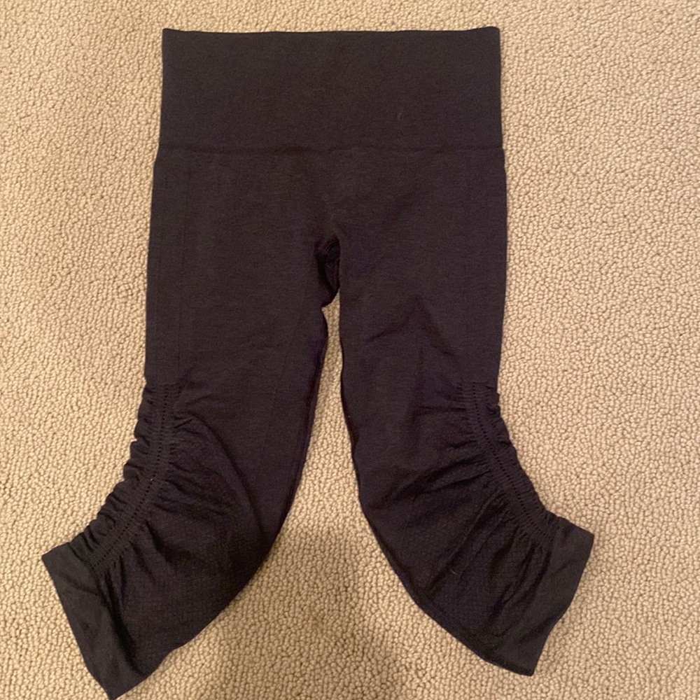 Lululemon XS black cropped leggings, gathered at the knee